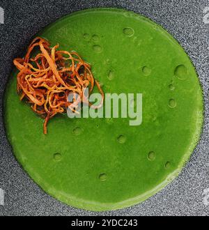 Soupe de crème de brocoli frais dans un bol Banque D'Images