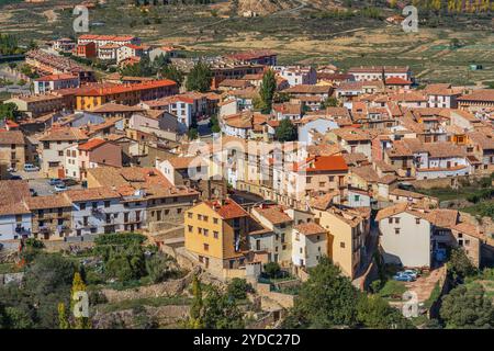 Vue surélevée sur les beaux bâtiments de Rubielos de Mora en Aragon, Espagne Banque D'Images