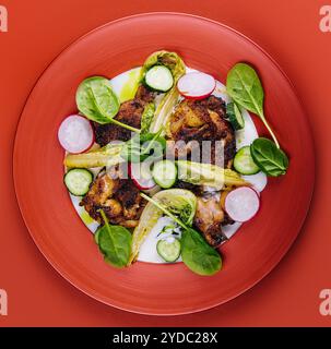 Cuisses de poulet frites avec légumes dans l'assiette Banque D'Images