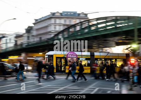 Abendlicher Straßenverkehr an der viel befahrenen Kreuzung Schönhauser Allee, Pappelallee und Eberswalder Straße in Berlin-Prenzlauer Berg. / Circulation nocturne à l'intersection animée de Schönhauser Allee, Pappelallee et Eberswalder Straße à Berlin-Prenzlauer Berg. Straßenverkehr *** circulation nocturne à l'intersection achalandée de Schönhauser Allee, Pappelallee et Eberswalder Straße à Berlin Prenzlauer Berg circulation nocturne à l'intersection achalandée de Schönhauser Allee, Pappelallee et Eberswalder Straße à Berlin Prenzlauer Berg circulation routière sp202410251180.jpg Banque D'Images