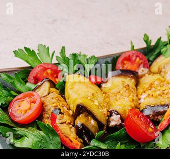 Rouleaux d'aubergine avec fromage, poivre et aneth Banque D'Images