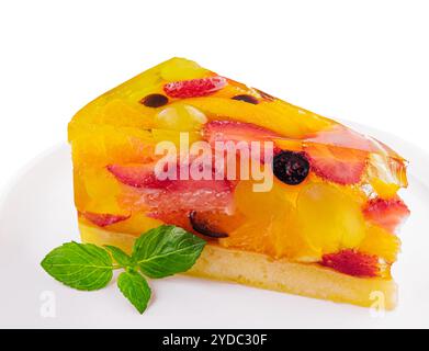 Gâteau de gelée avec des fruits sur une assiette blanche Banque D'Images