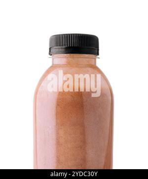 Smoothies au chocolat dans des bouteilles en plastique sur blanc Banque D'Images