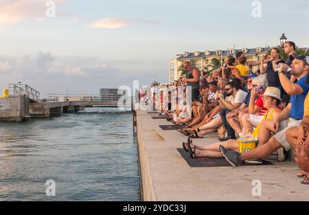 ð eople profitez du coucher de soleil sur Mallory Square à Key West, États-Unis. Cet endroit est le point de coucher de soleil le plus populaire à Key West Banque D'Images