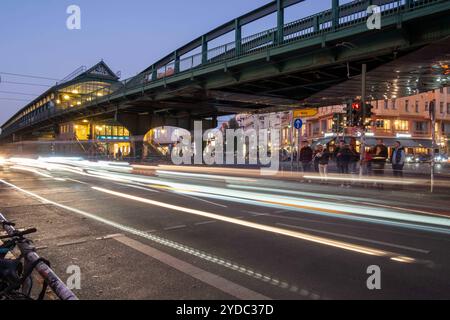 Abendlicher Straßenverkehr an der viel befahrenen Kreuzung Schönhauser Allee, Kastanienallee und Eberswalder Straße in Berlin-Prenzlauer Berg. / Circulation nocturne à l'intersection animée de Schönhauser Allee, Kastanienallee et Eberswalder Straße à Berlin-Prenzlauer Berg. Straßenverkehr *** circulation nocturne à l'intersection achalandée de Schönhauser Allee, Kastanienallee et Eberswalder Straße à Berlin Prenzlauer Berg circulation nocturne à l'intersection achalandée de Schönhauser Allee, Kastanienallee et Eberswalder Straße à Berlin Prenzlauer Berg circulation routière sp202410251276.jpg Banque D'Images