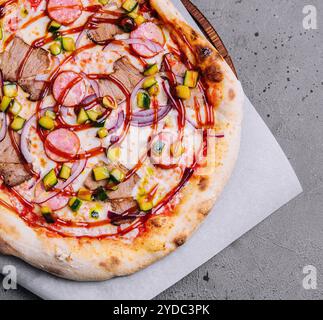 Pizza barbecue avec fromage et sauces tomate Banque D'Images