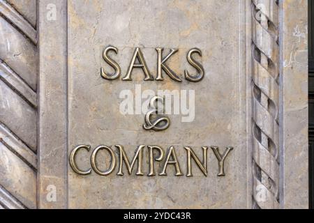 NEW YORK, USA - 15 MAI 2019 : Saks Fifth Avenue sur Cinquième Aveneue à New York, USA, chaîne américaine de magasins de luxe Banque D'Images