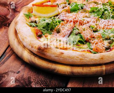 Pizza italienne avec saumon, roquette et câpres Banque D'Images