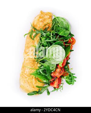 Omelette avec roquette, tomates et basilic dans une assiette Banque D'Images