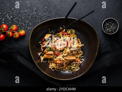 Nouilles frites avec poulet et légumes. poulet chow mein Banque D'Images