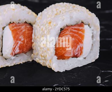 Rouleaux de sushi japonais au saumon au riz et au sésame Banque D'Images