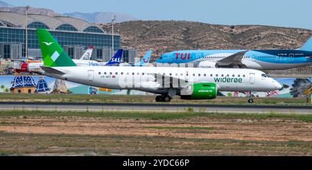 Aéroport d'Alicante, El Altet. Embraer 190/195 Airline de la compagnie Wideroe. Banque D'Images