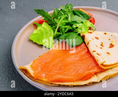 Crêpe avec filet de poisson rouge sur l'assiette Banque D'Images