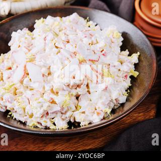 Salade avec maïs, bâtonnets de crabe, concombres, œufs et mayonnaise Banque D'Images