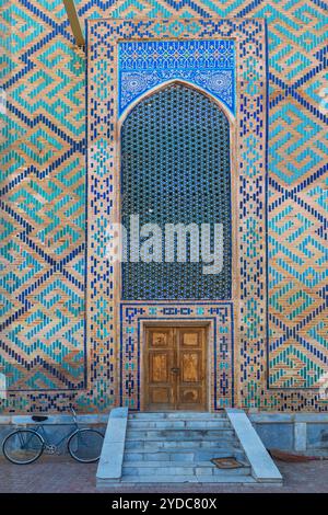 Samarcande, Ouzbékistan - octobre. 10. 2024 : anciens motifs de la madrasa sur la place du Registan Banque D'Images