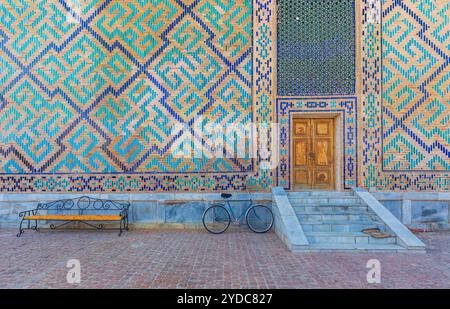 Samarcande, Ouzbékistan - octobre. 10. 2024 : anciens motifs de la madrasa sur la place du Registan Banque D'Images