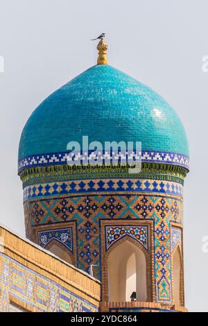 Samarcande, Ouzbékistan - octobre. 10. 2024 : le dôme du minaret de l'une des madrasas de Samarcande Banque D'Images