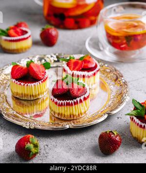 Mini cheesecake aux fraises sous forme de muffins Banque D'Images