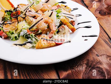 Salade César italienne avec crevettes, croûtons et parmesan Banque D'Images