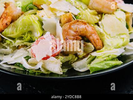 Salade César avec crevettes grillées et parmesan Banque D'Images