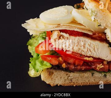 Sandwich au poulet avec œufs durs, tomates et fromage Banque D'Images