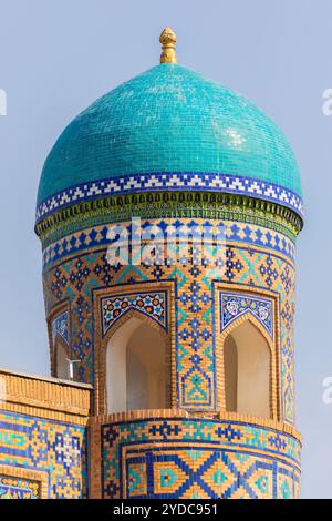 Samarcande, Ouzbékistan - octobre. 10. 2024 : le dôme du minaret de l'une des madrasas de Samarcande Banque D'Images