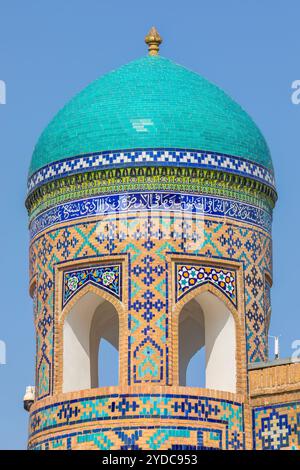 Samarcande, Ouzbékistan - octobre. 10. 2024 : le dôme du minaret de l'une des madrasas de Samarcande Banque D'Images