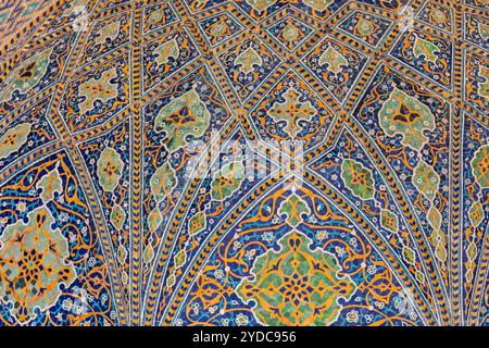 Samarcande, Ouzbékistan - octobre. 10. 2024 : anciens motifs de la madrasa sur la place du Registan Banque D'Images