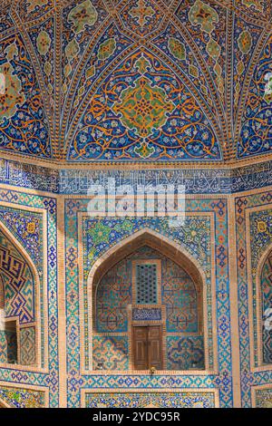 Samarcande, Ouzbékistan - octobre. 10. 2024 : anciens motifs de la madrasa sur la place du Registan Banque D'Images