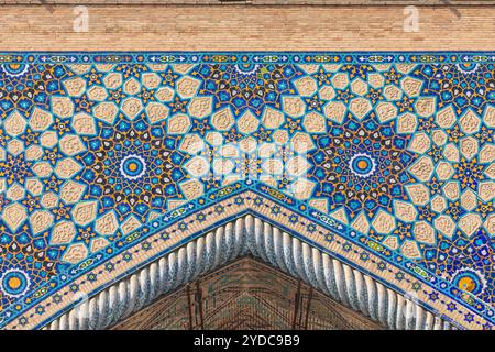 Samarcande, Ouzbékistan - octobre. 10. 2024 : anciens motifs de la madrasa sur la place du Registan Banque D'Images