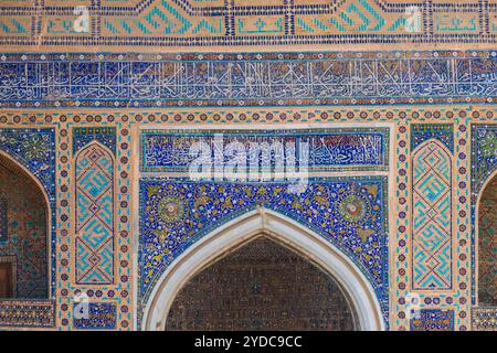 Samarcande, Ouzbékistan - octobre. 10. 2024 : anciens motifs de la madrasa sur la place du Registan Banque D'Images