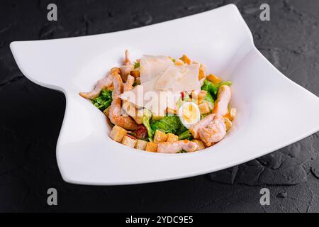 Salade César avec viande de poulet grillée, laitue fraîche, parmesan et croûtons frits Banque D'Images