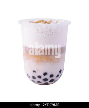 Thé au lait thaïlandais glacé avec bulles dans une tasse en plastique Banque D'Images