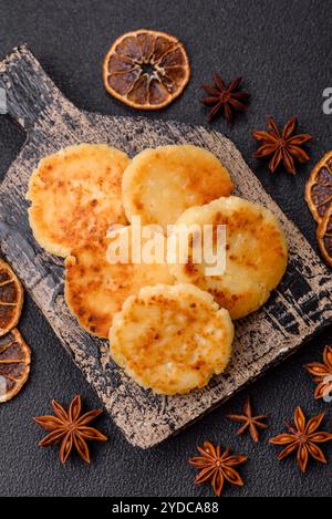 Délicieuses crêpes au fromage sucré frais avec raisins secs et cannelle Banque D'Images