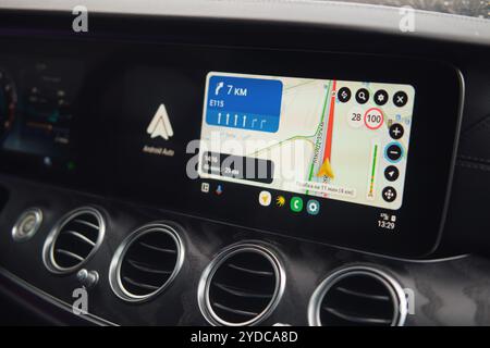 Yandex Navigator écran sur le tableau de bord de la voiture - Moscou, Russie, 04 octobre 2024 Banque D'Images