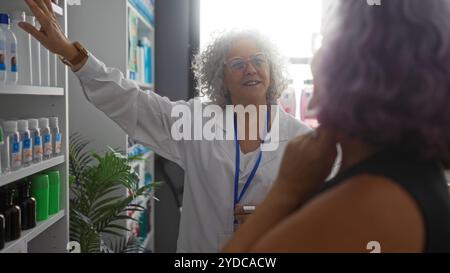 Pharmacien aidant la femme âgée dans un magasin de pharmacie rempli de médicaments et de produits de santé Banque D'Images