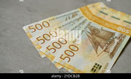 Billets norvégiens de 500 couronnes sur une surface en béton. Banque D'Images