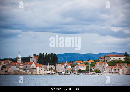 Village Sepurine, île de Prvic, vue depuis la mer Banque D'Images