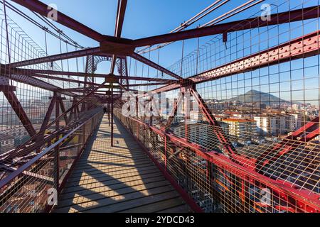 La suspension Bizkaia pont transbordeur (Puente de Vizcaya Portugalete, Espagne) à l'intérieur. Marcher sur la plate-forme du pont Banque D'Images