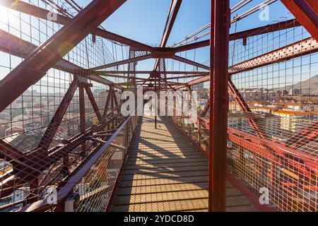 La suspension Bizkaia pont transbordeur (Puente de Vizcaya Portugalete, Espagne) à l'intérieur. Marcher sur la plate-forme du pont Banque D'Images