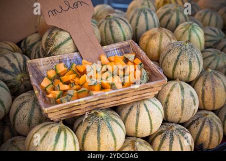 Les melons frais mûrs s'empilent dans un marché fermier Banque D'Images