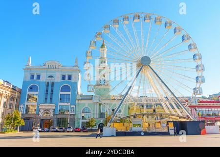 Kiev, Ukraine - 9 octobre 2024 : vue sur la grande roue et l'architecture historique de la place Kontraktova à Kiev, mettant en valeur une scène urbaine dynamique. Banque D'Images