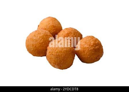 Boules de frites avec brie pané ou camembert avec sauce aux baies sucrées sur fond blanc Banque D'Images