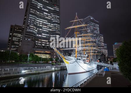 Il s'agit d'une vue nocturne du navire Nippon Maru, un navire historique célèbre qui est maintenant amarré dans le quartier des affaires Minato Mirari 21 le 13 juin 2023 Banque D'Images