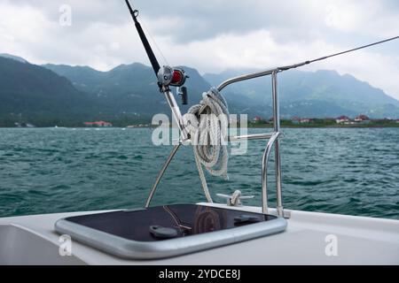 Canne à pêche et le moulinet sur un yacht. Plan horizontal Banque D'Images