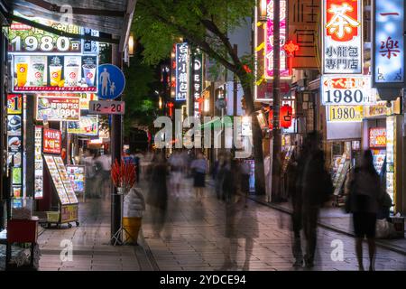 Il s'agit d'une vue nocturne d'une rue commerçante animée dans le célèbre quartier Chinatown de Yokohama, un quartier connu pour ses restaurants chinois et ses vendeurs Banque D'Images