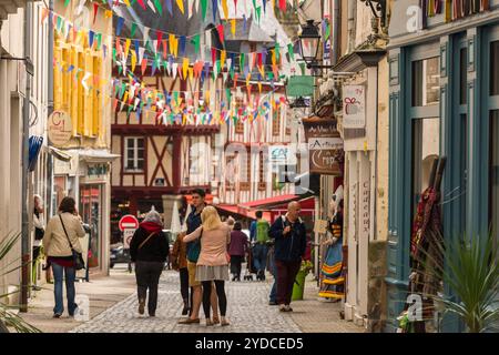 Rue avec des maisons colorées dans une ville médiévale de vannes, France Banque D'Images