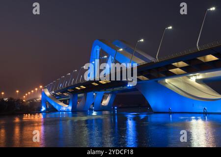 Pont Sheikh Zayed la nuit, Abu Dhabi, eau Banque D'Images