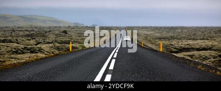 Autoroute à travers l'Islande paysage à jour brumeux Banque D'Images