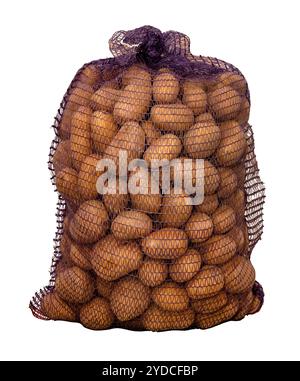 Sac de pommes de terre sur fond blanc. Isolez le sac en maille avec des pommes de terre Banque D'Images
